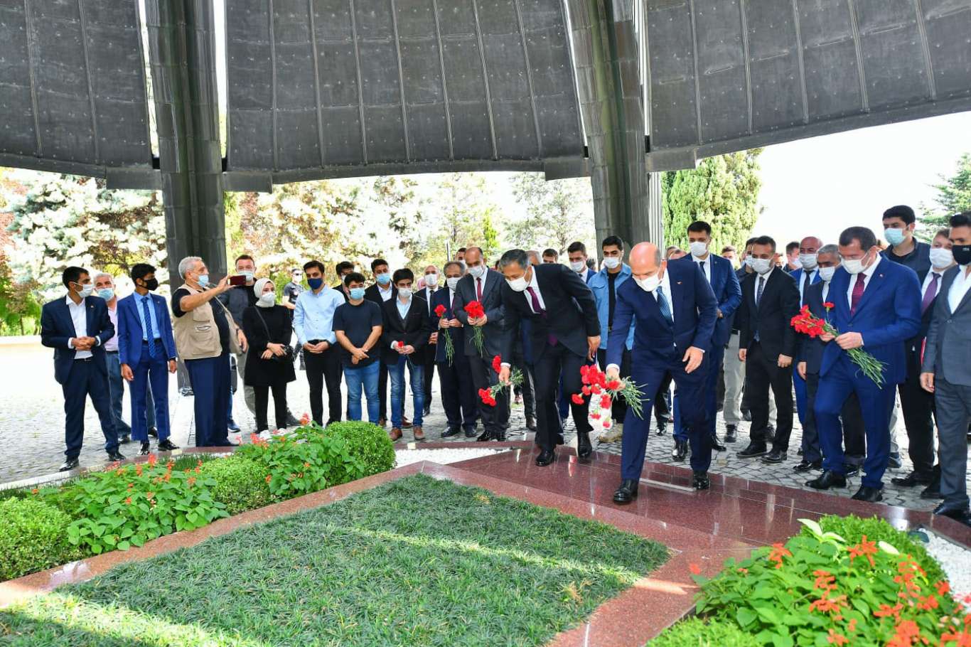 Adnan Menderes mezarı başında dualarla anıldı Adnan Menderes mezarı başında dualarla anıldı